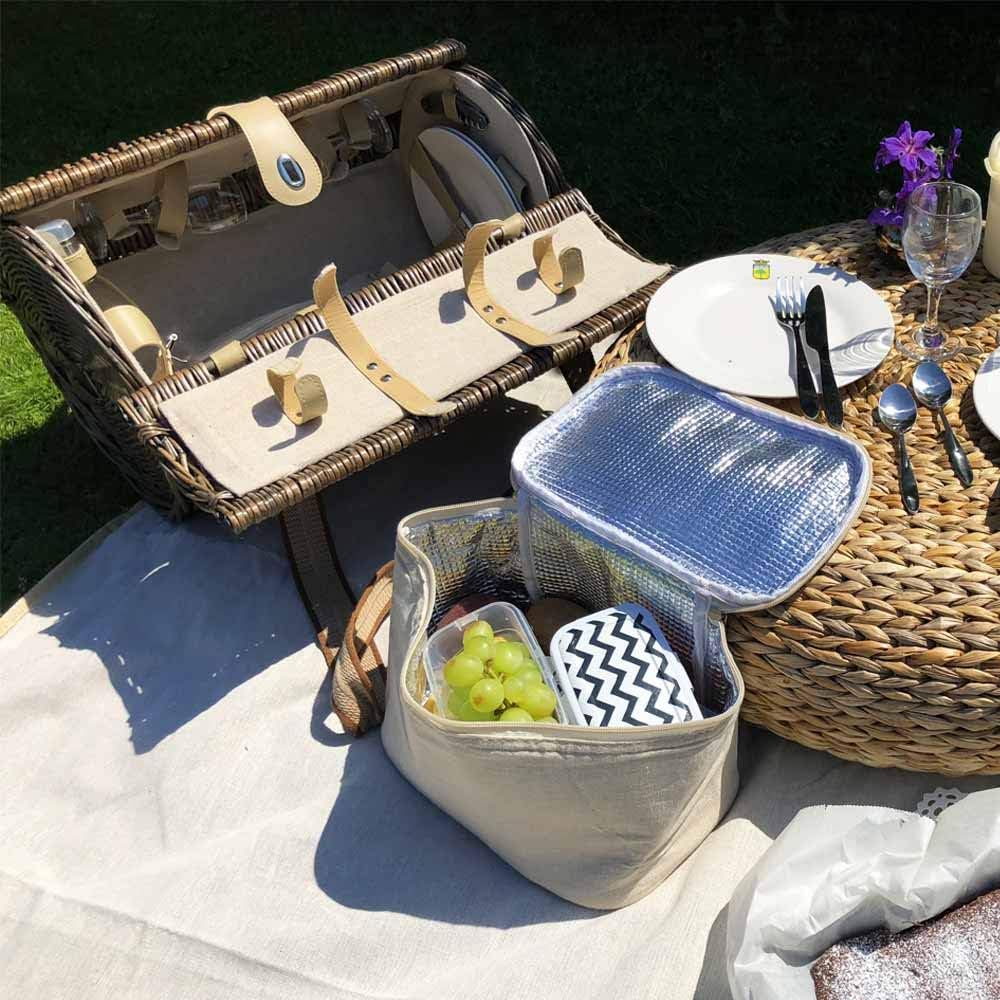 Les Jardins de la Comtesse - Panier Pique-Nique Rond Opéra - 4 Personnes - avec Vaisselle Complète et Glacière Isotherme Amovible - Osier Naturel Tressé à la Main – Tissu Beige - 47 x 30 x 30 cm