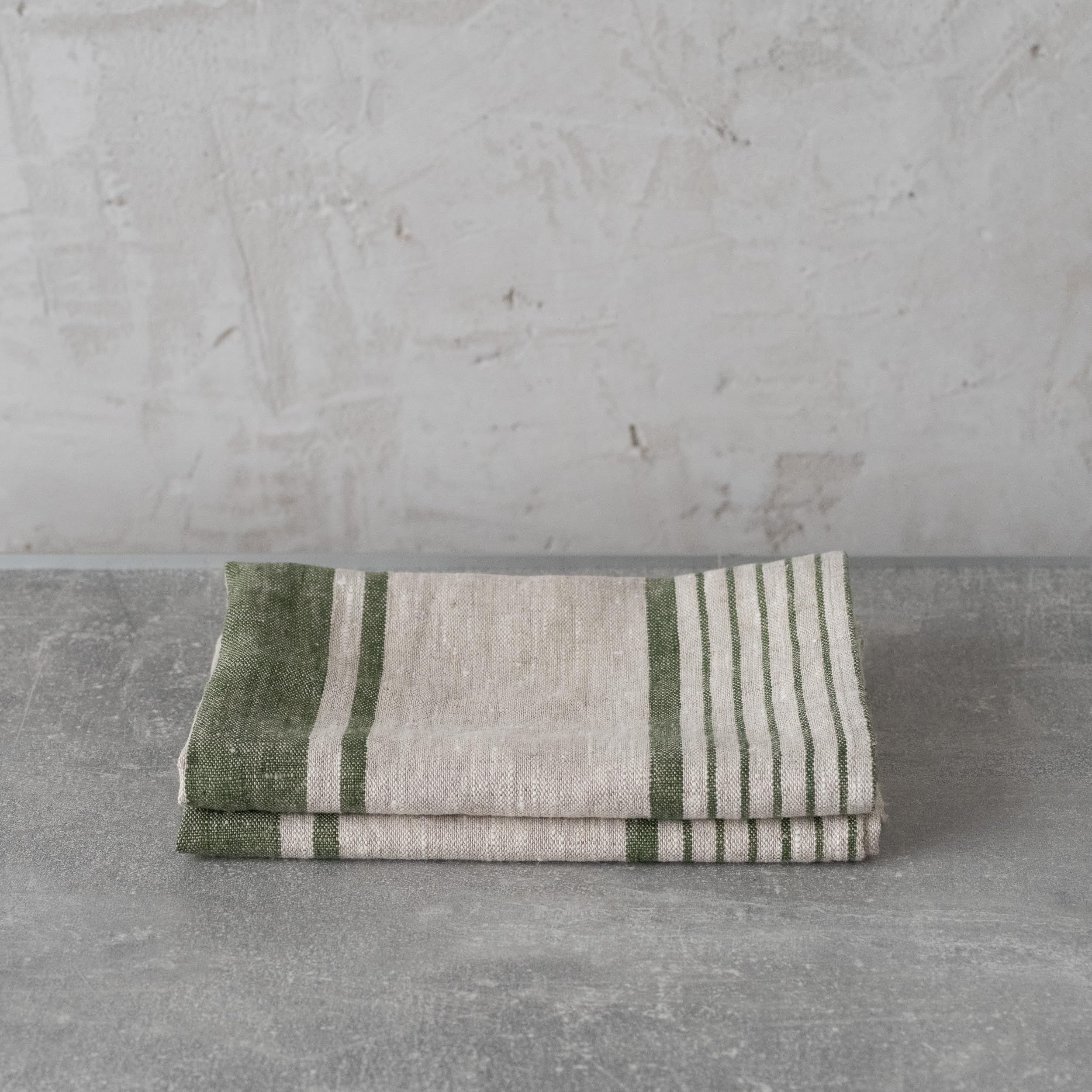 LinenMe Provence Torchons de Cuisine Lot de 2 - Lin 100%, 45x66 cm - Torchon Vaisselle Absorbant avec Accroche - Torchon Cuisine Vaisselle fabriqués en Lituanie - Naturel/Vert forêt