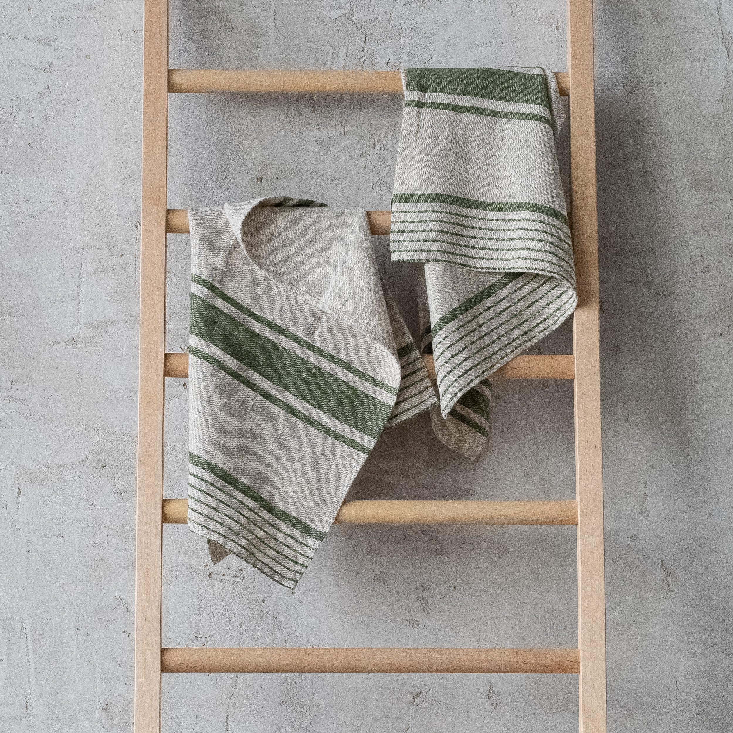 LinenMe Provence Torchons de Cuisine Lot de 2 - Lin 100%, 45x66 cm - Torchon Vaisselle Absorbant avec Accroche - Torchon Cuisine Vaisselle fabriqués en Lituanie - Naturel/Vert forêt