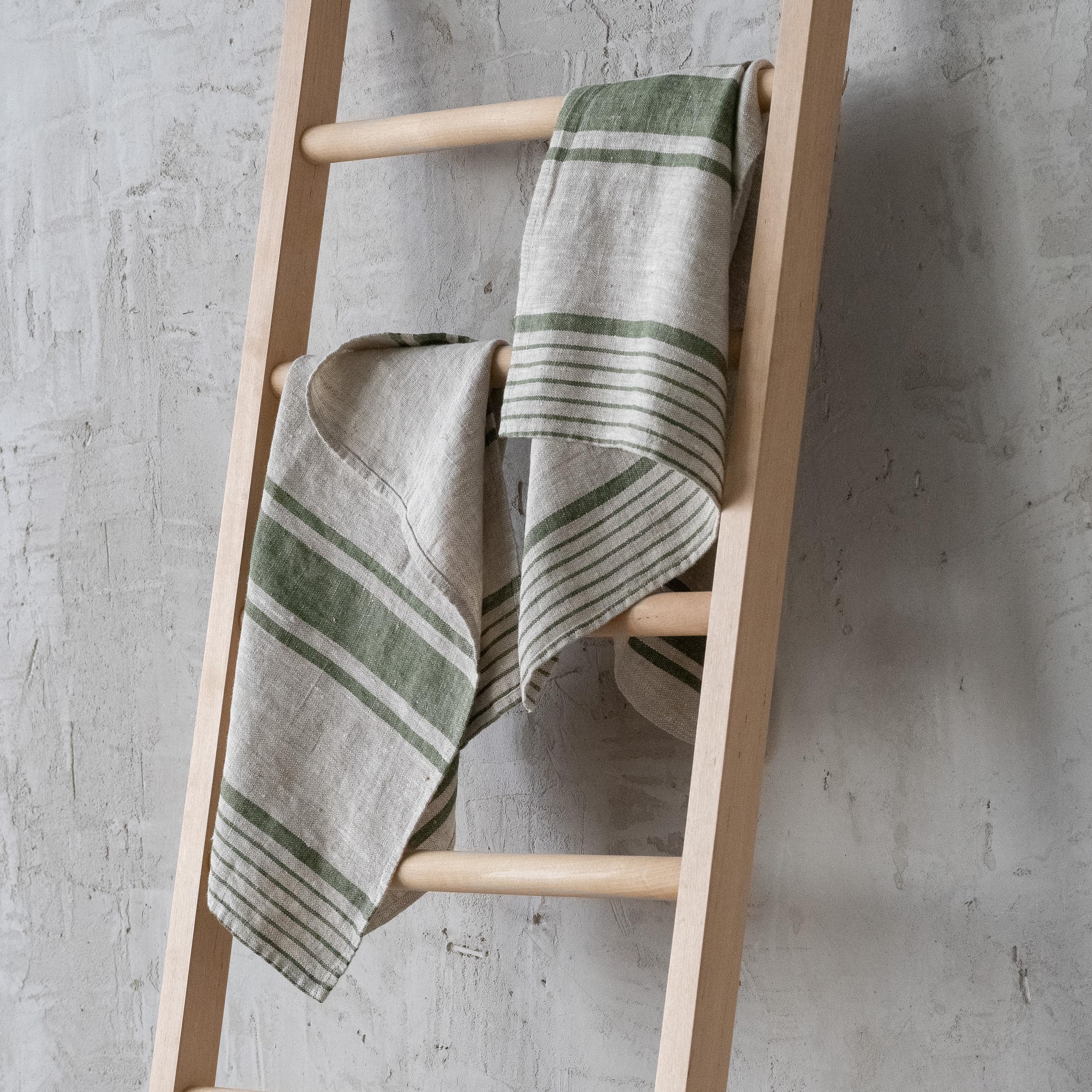 LinenMe Provence Torchons de Cuisine Lot de 2 - Lin 100%, 45x66 cm - Torchon Vaisselle Absorbant avec Accroche - Torchon Cuisine Vaisselle fabriqués en Lituanie - Naturel/Vert forêt